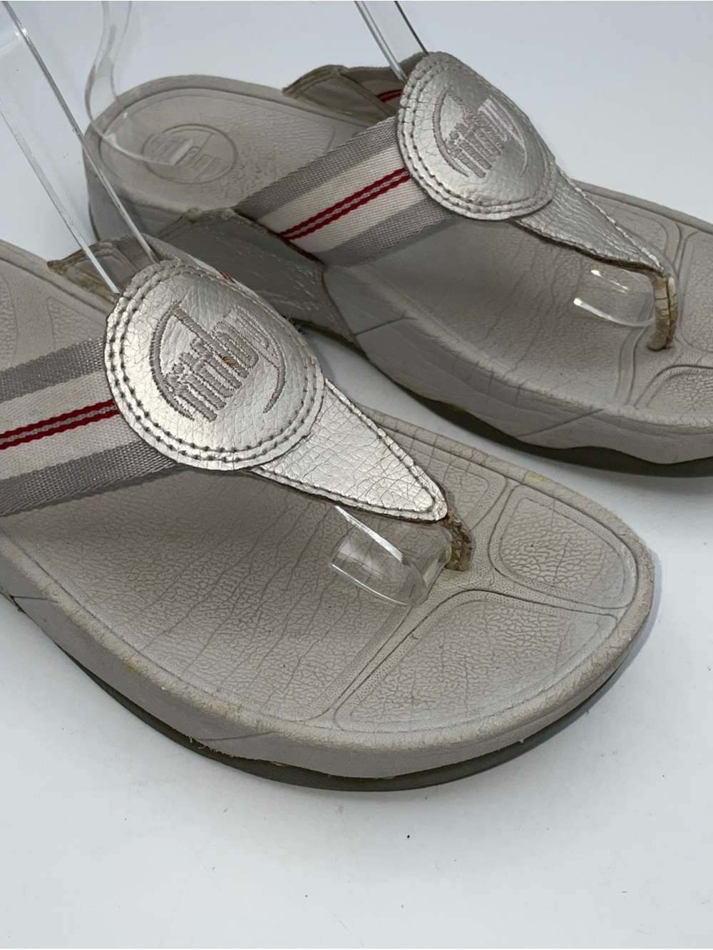 FitFlop Women's White Silver Thong Sandals US 7 EU 38 Style 3005 Comfort